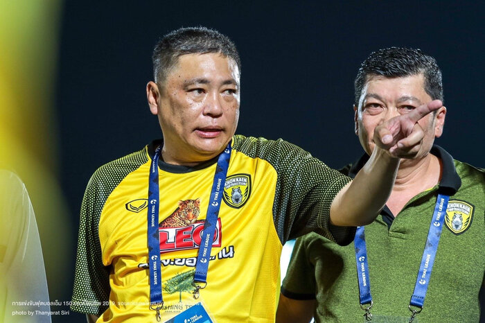 ผศ.ดร.กษม ชนะวงศ์ ที่ขอบสนามฟุตบอล