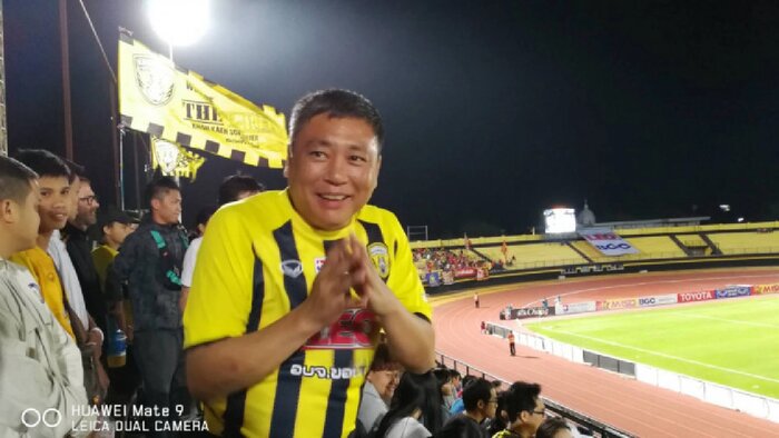 ผศ.ดร.กษม ชนะวงศ์ ที่สนามแข่งขัน ในชุดสโมสรฟุตบอลขอนแก่นเอฟซี